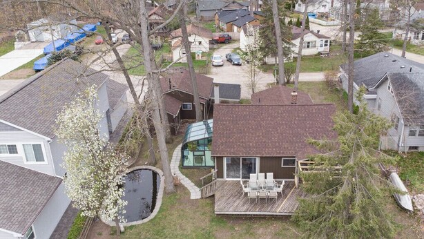 A residential area with houses, a swimming pool, and a deck with outdoor furniture. - Lakeside Fee-lings on Strawberry Lake kayaks Included or bring boat with you. (Lakeland)