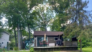 A house with a covered deck, outdoor seating, and a fenced yard. - Lakeside Fee-lings on Strawberry Lake kayaks Included or bring boat with you. (Lakeland)