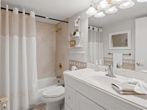 Bathtub, hair dryer, towels - Beachfront 2BR/2BA condo on Marco Island with pool and WiFi. (Marco Island)