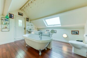 Combined shower/bathtub
