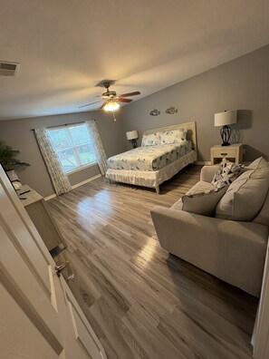 4 bedrooms, desk, iron/ironing board, free WiFi