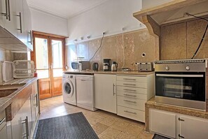 Geladeira, micro-ondas, cooktop, lava-louças