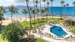 A resort with a swimming pool, beach area, and palm trees. - Mana Kai 2BR across Kamaole III Beach, ocean views, summer deal (Kihei)