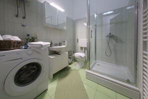 Dusche, kostenlose Toilettenartikel, Haartrockner, Hausschuhe