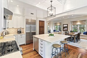 Réfrigérateur, four à micro-ondes, un four, surface de cuisson