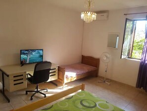 1 Schlafzimmer, Reisekinderbett