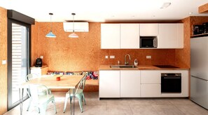 Køleskab, mikrobølgeovn, ovn, kogeplade