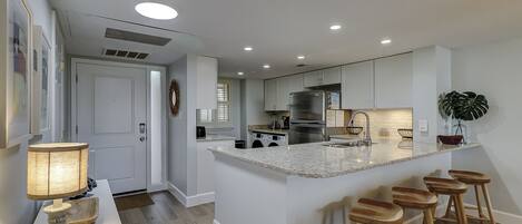 Réfrigérateur, four à micro-ondes, un four, surface de cuisson