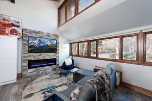 Smart TV, fireplace - Sunshine Suite (#733) |Near Ski - Golf - AC/Pool/Hot Tub (Durango)