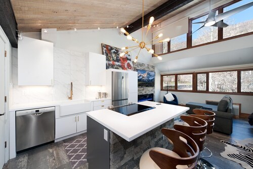 Sunshine Suite (#733) |Near Ski - Golf - AC/Pool/Hot Tub