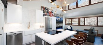 Sunshine Suite | AC, Pool, Hot Tub, Golf & Ski