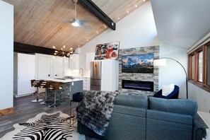 Smart TV, fireplace - Sunshine Suite (#733) |Near Ski - Golf - AC/Pool/Hot Tub (Durango)