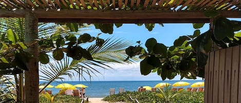 Praia particular, areia branca, barracas de praia de cortesia 