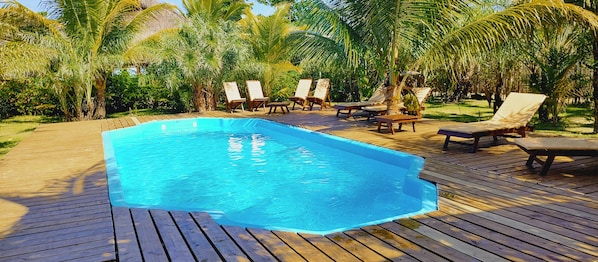 Außenpool, geöffnet von 09:00 Uhr bis 18:00 Uhr, Sonnenschirme