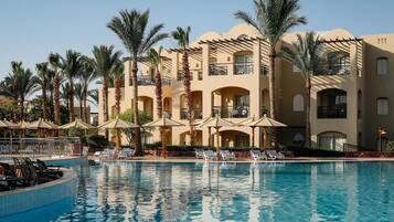 Kolam renang terbuka, kerusi lepak pantai