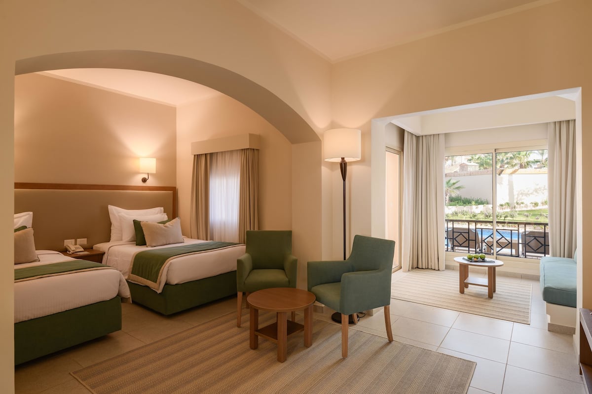 Room (Swim Up) | Minibar, in-room safe, free cribs/infant beds, bed sheets