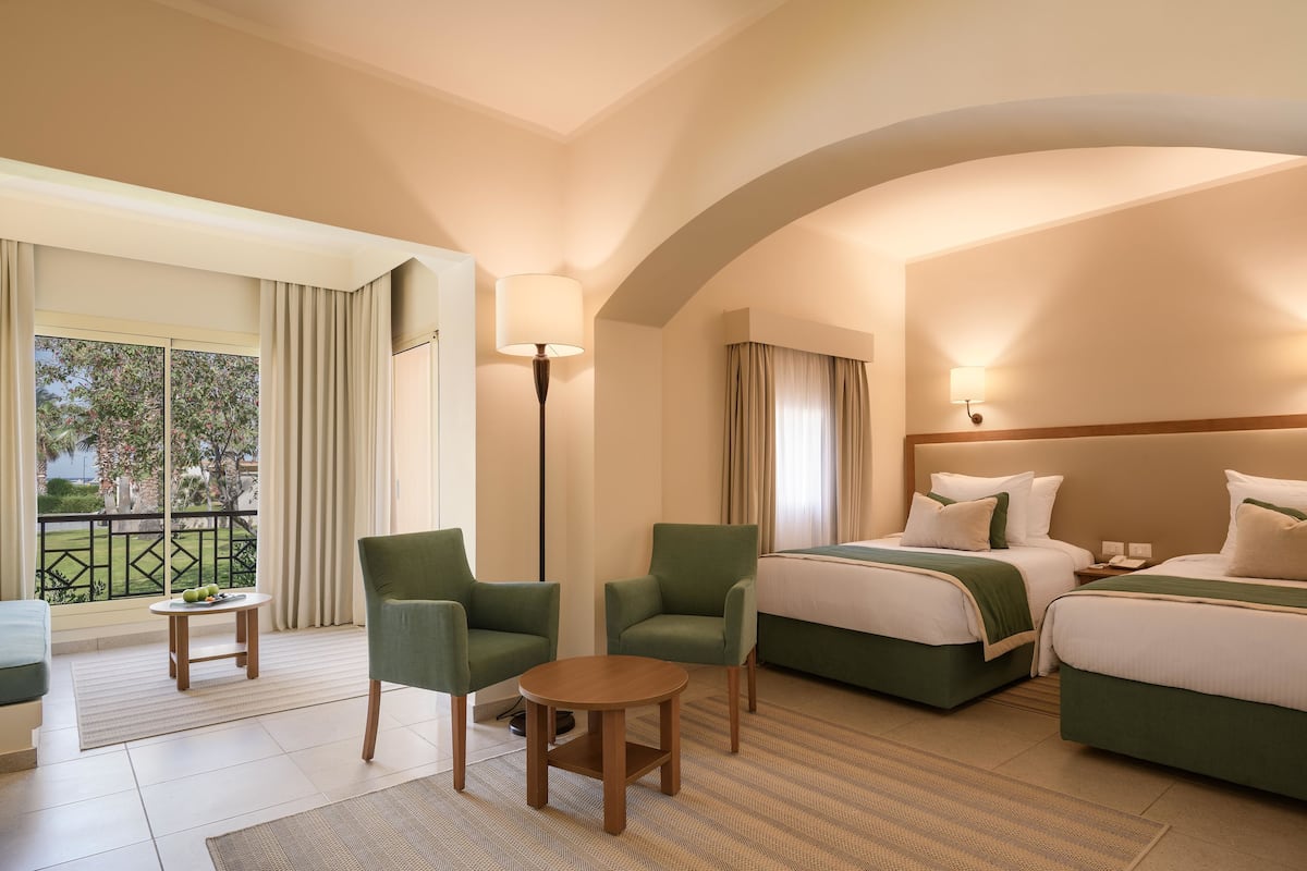 Superior Twin Room, Garden View | Minibar, in-room safe, free cribs/infant beds, bed sheets