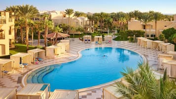 Kolam renang outdoor, dengan kursi berjemur