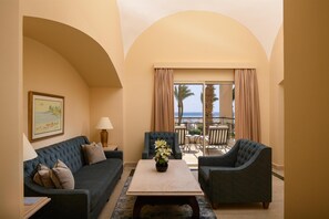 Executive Suite, Sea View | Minibar, caja fuerte, cunas gratuitas y ropa de cama