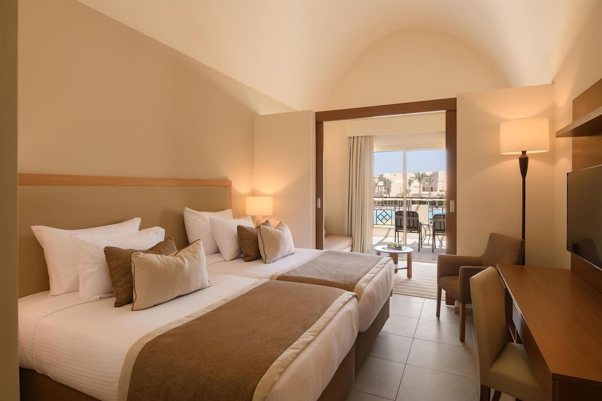 Family Deluxe Room Pool View (Queen or Twin) | Minibar, coffres-forts dans les chambres, lits bébé (gratuits)