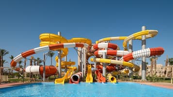 Piscina externa, espreguiçadeiras