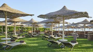 Yksityinen ranta, valkoista hiekkaa