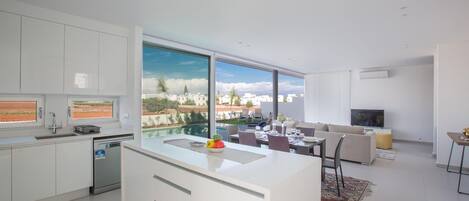 المنشأة من الداخل