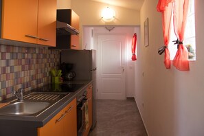 Jääkaappi, uuni, liesi