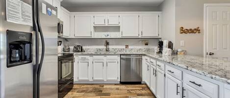 Kjøleskap, mikrobølgeovn, ovn og kokeplater