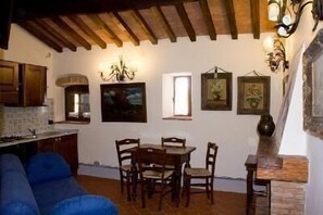 TV, caminetto, tavolo da calcetto