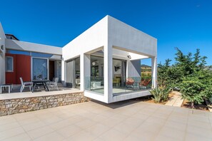 Outdoor dining - holiday home "Villa Kallia" with Infinity Pool (Agia Pelagia)