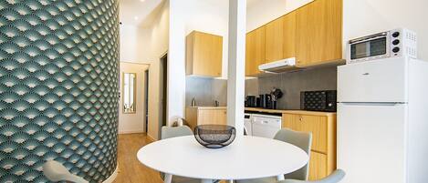 Fridge, oven, dishwasher, coffee/tea maker