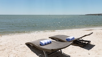 På stranden och solstolar