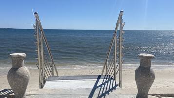 Accommodatie ligt op het strand, ligstoelen