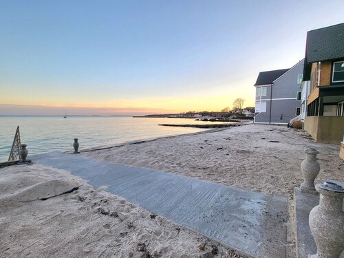 PRIVATE BEACH: A SLICE OF HEAVEN @ NIANTIC W/ 6 QUEENS 1 FULL BED