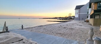 PRIVATE BEACH: A SLICE OF HEAVEN @ NIANTIC W/ 6 QUEENS 1 FULL BED