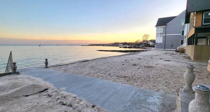 PRIVATE BEACH: A SLICE OF HEAVEN @ NIANTIC W/ 6 QUEENS 1 FULL BED