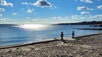 Rannalla, aurinkotuoleja