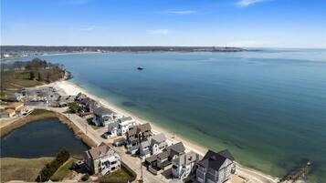 Plage, chaises longues