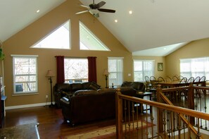 TV connectée, cheminée, lecteur de DVD