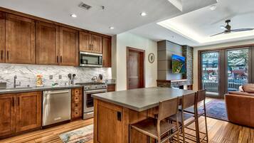 Condo, 3 Bedrooms | Private kitchen | Fridge, microwave, oven, dishwasher