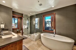 Condo, 3 Bedrooms | Bathroom | Free toiletries, hair dryer, towels, shampoo