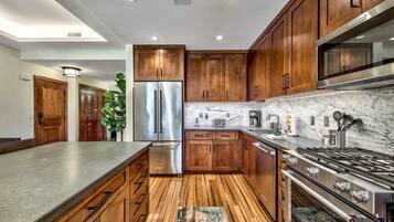 Condo, 3 Bedrooms | Private kitchen | Fridge, microwave, oven, dishwasher