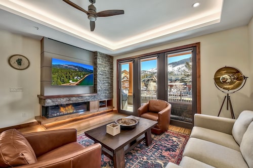 Luxury Three Bedroom Residence steps from Heavenly Village by RedAwning