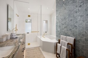 Condo, 4 habitaciones | Baño | Toallas y shampoo 