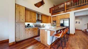 Apartamento, 3 habitaciones | Cocina privada | Frigorífico, microondas, horno y placa de cocina