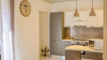 Fridge, microwave, oven, coffee/tea maker