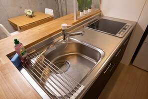 Fridge, microwave, stovetop, cookware/dishes/utensils