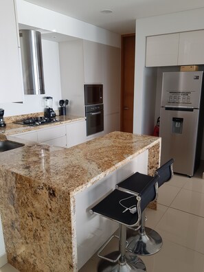 Frigorifero, microonde, forno, piano cottura