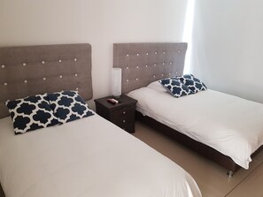 2 chambres, coffres-forts dans les chambres, fer et planche à repasser